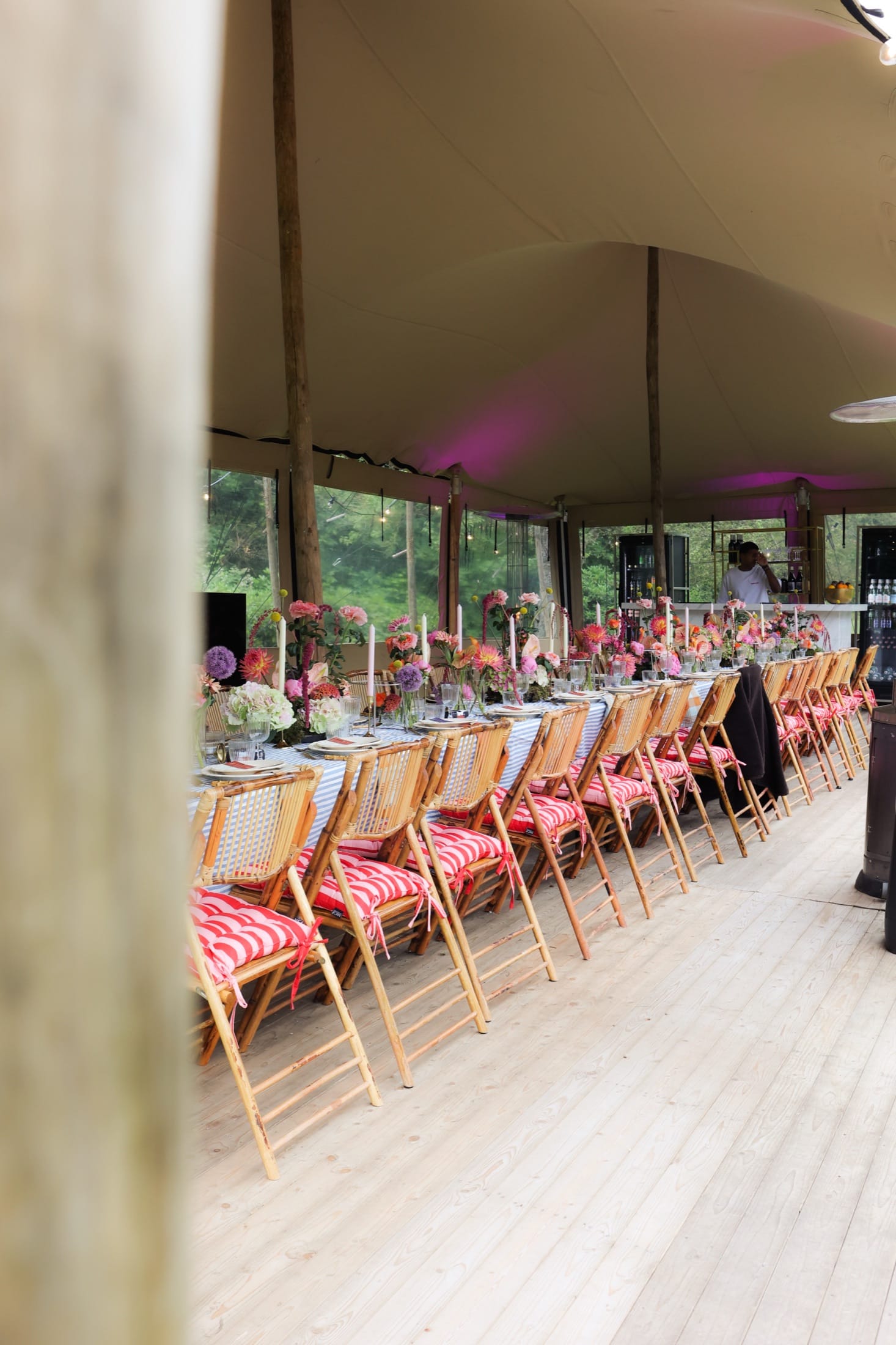 Gedekte tafel met bloemen onder een tent — diner & event